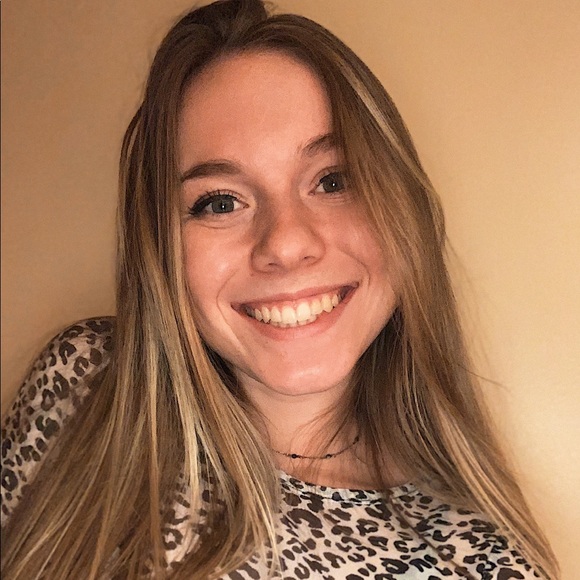 Profile Picture of Alea Daum (@aleadaum) on Poshmark