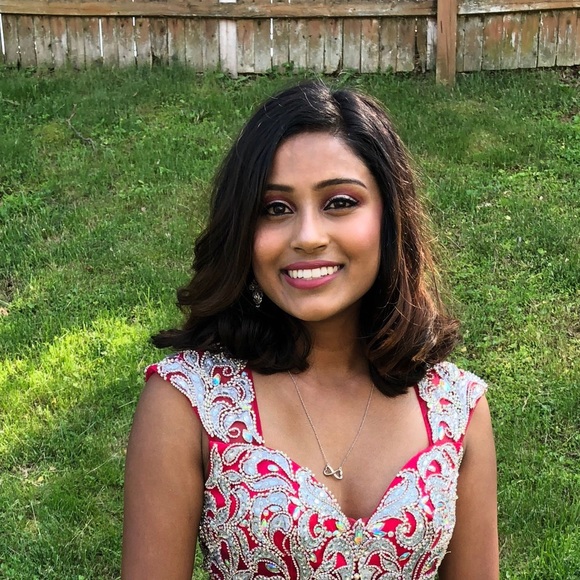 Profile Picture of Lisa Shah (@lisashahh) on Poshmark