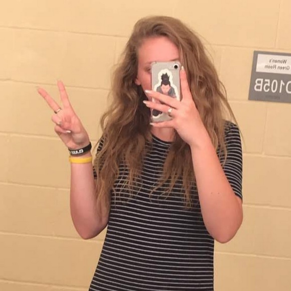 Profile Picture of Ariel Dillon (@ariel736) on Poshmark