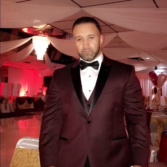 Profile Picture of Cesar Lopes (@cldljl) on Poshmark