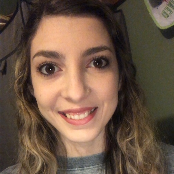 Profile Picture of Alyssa Lampton (@brown_eyes1996) on Poshmark