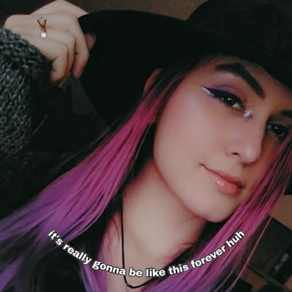 Profile Picture of Petra Meaders (@peachypyeee) on Poshmark