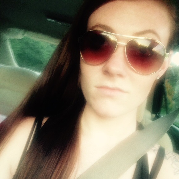 Profile Picture of Samantha Macfall (@samanthaxhelen) on Poshmark