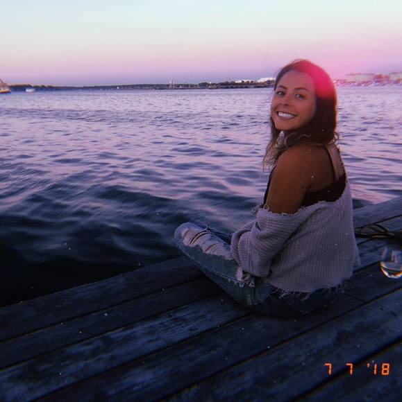 Profile Picture of Julia Valleau (@jwalker448) on Poshmark