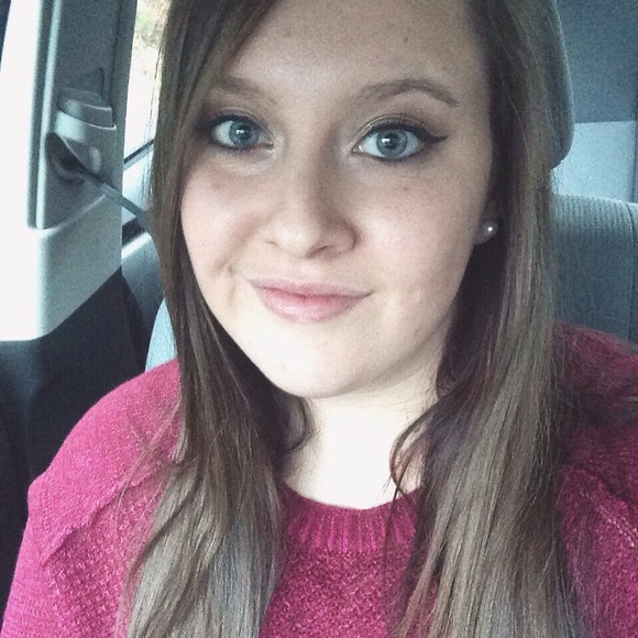 Profile Picture of Jessica Dragoo (@jdragoo27) on Poshmark