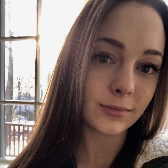 Profile Picture of Sarah Townson (@saraht2000) on Poshmark