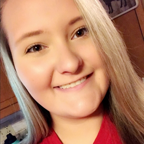 Profile Picture of Beth Basham (@beth_basham) on Poshmark