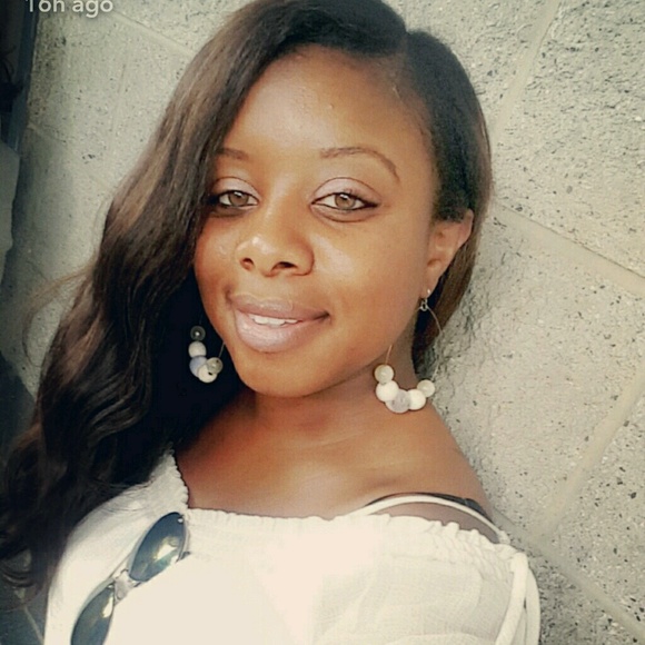 Profile Picture of Nancy Felder (@eyesavage) on Poshmark