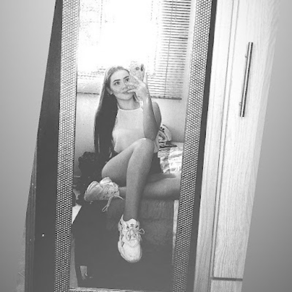 Profile Picture of Daniela Higuera (@danielahiguera) on Poshmark