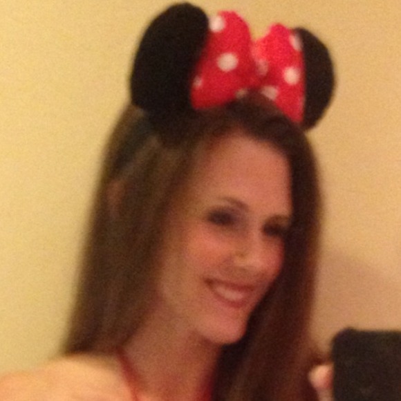 Profile Picture of Laura Waldron (@nitmr26) on Poshmark