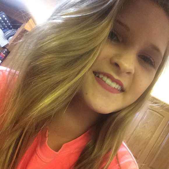 Profile Picture of Allison Puryear (@alli_puryear) on Poshmark