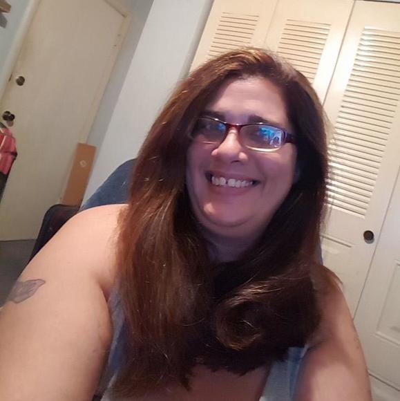 Profile Picture of Stacie Warner (@lynno76) on Poshmark