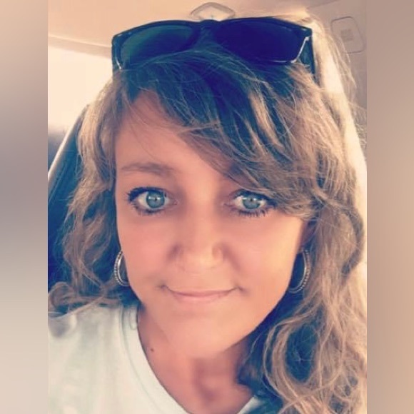 Profile Picture of Dayla Dunavent (@onlyblueyedgirl) on Poshmark