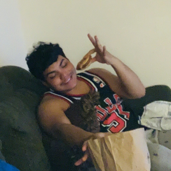 Profile Picture of Chris Cantu (@chriscantu2000) on Poshmark