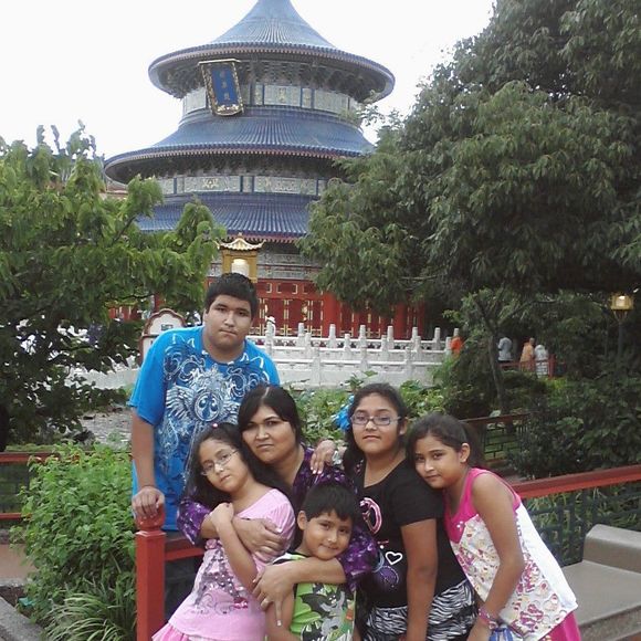 Profile Picture of Elizabeth Cerda (@cerdajavier1125) on Poshmark