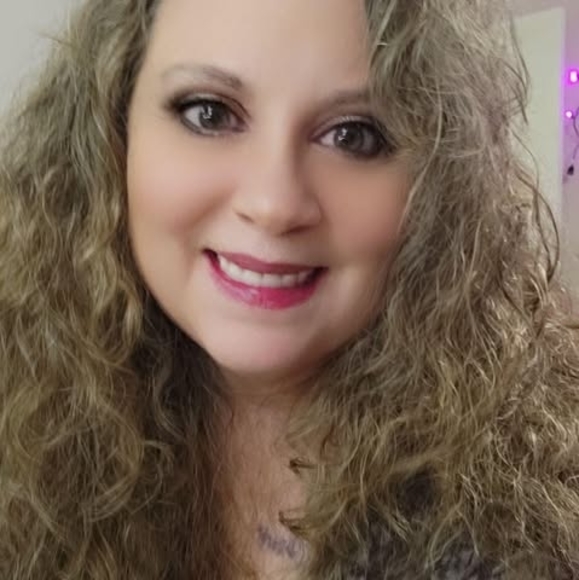 Profile Picture of Vicki Connelly (@vickiconnelly) on Poshmark