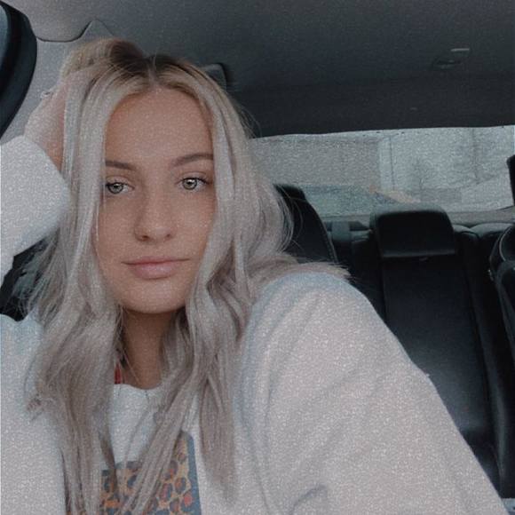 Profile Picture of Hannah Winters (@hannahwinter117) on Poshmark