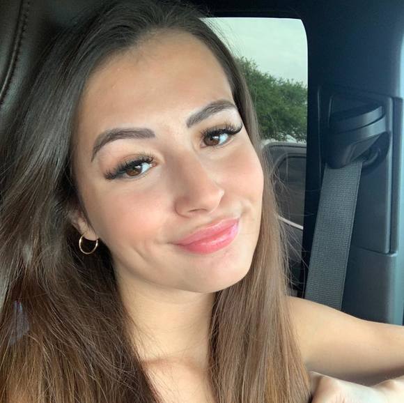 Profile Picture of Kimmy Kimak (@kimmy_kimak) on Poshmark