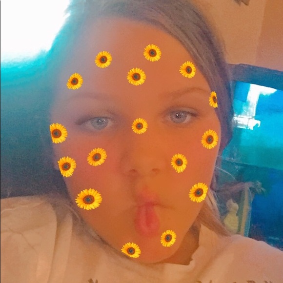 Profile Picture of Madisyn Waynick (@mwaynick24) on Poshmark