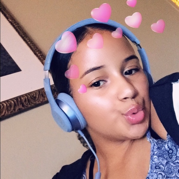 Profile Picture of Nicole Savinon (@nicolemovemilly) on Poshmark