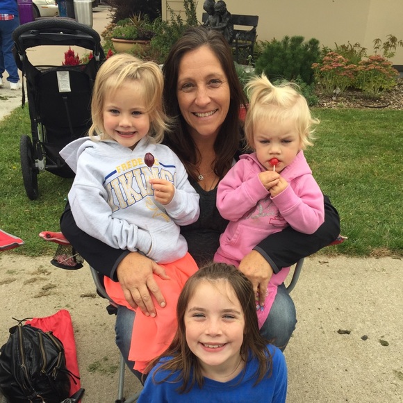 Profile Picture of Brenda Chenal (@bchenal10) on Poshmark