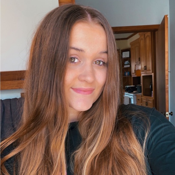 Profile Picture of Holly Boyett (@hboyett01) on Poshmark