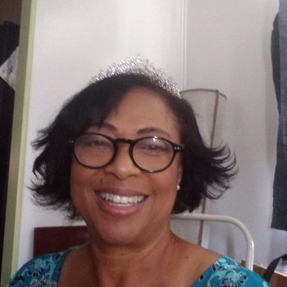 Robyn Abadie - Poshmark Profile Picture of Robyn Abadie (@kitchengirl1) on Poshmark