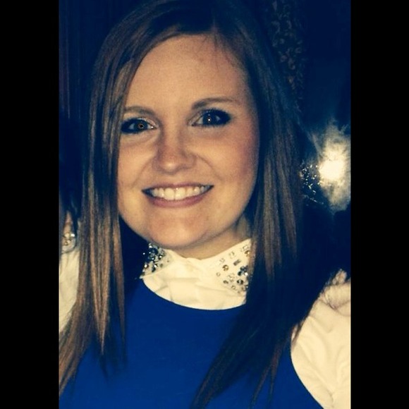 Profile Picture of Amanda Walriven (@mrsw1121) on Poshmark