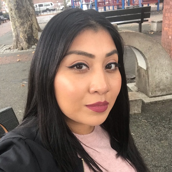 Profile Picture of Mari Perez (@marian225) on Poshmark
