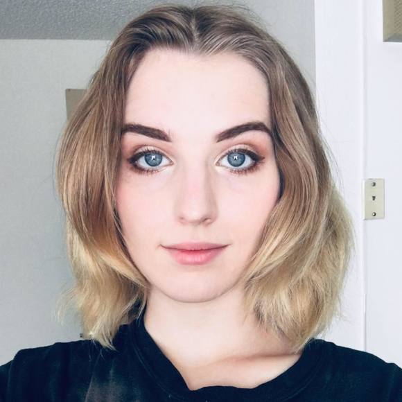 Profile Picture of Drew Huff (@darlingdru) on Poshmark