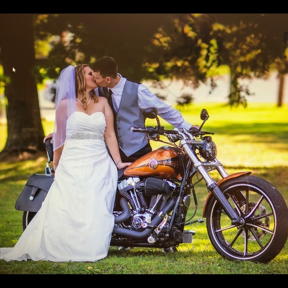 Profile Picture of Leah Hanzely (@leahc1509) on Poshmark