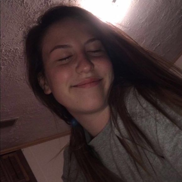 Profile Picture of Carly Rindt (@carlyyrindtt) on Poshmark