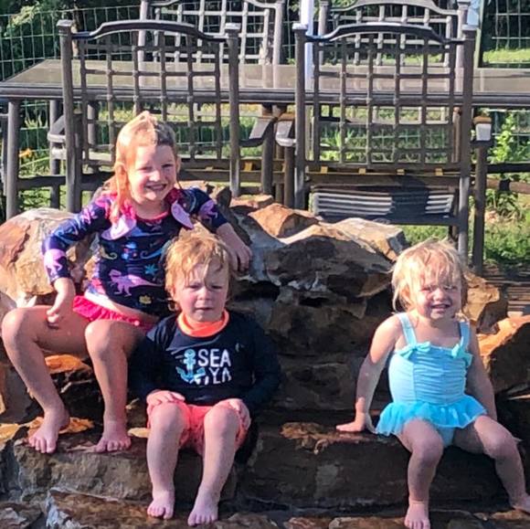 Profile Picture of Lisa Greer (@petlady) on Poshmark