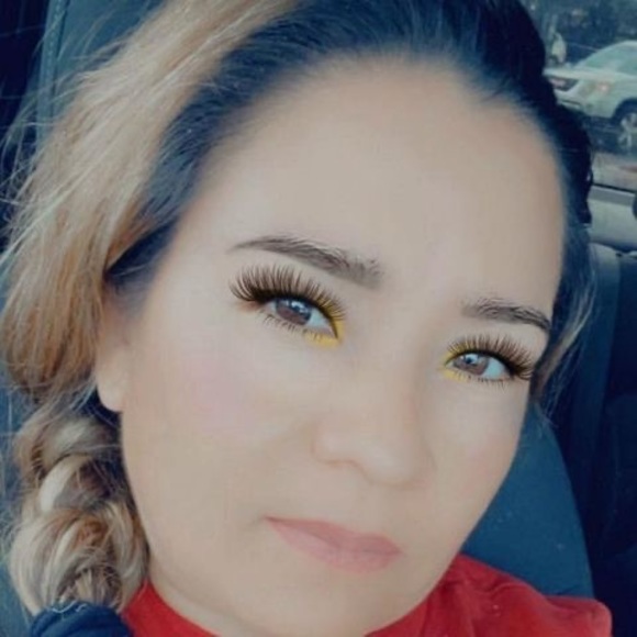 Profile Picture of Clara Gonzalez (@claragonzale723) on Poshmark