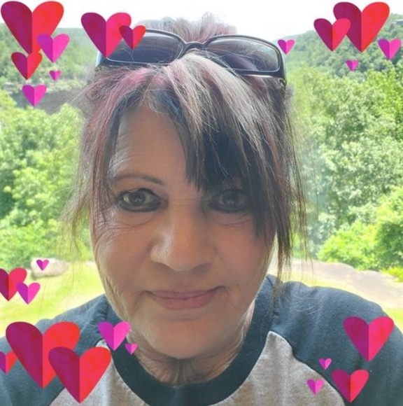 Profile Picture of Crissy Holmes (@crissyholmes) on Poshmark