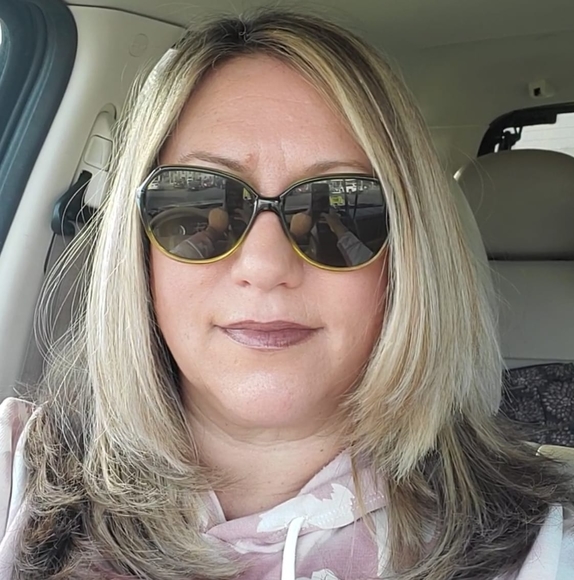 Profile Picture of Dee Fischer harper (@deannlynnh) on Poshmark