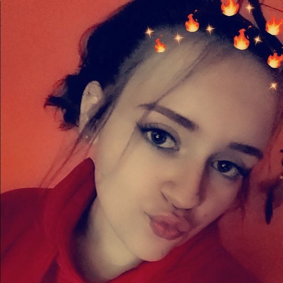 Profile Picture of Kaylee Hartshorne (@kchart1302) on Poshmark