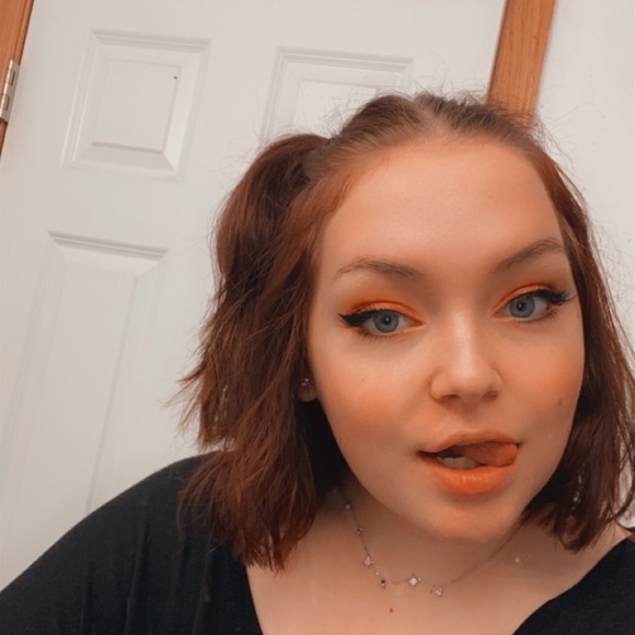 Profile Picture of Laura Dallenbach (@lauradallenbach) on Poshmark
