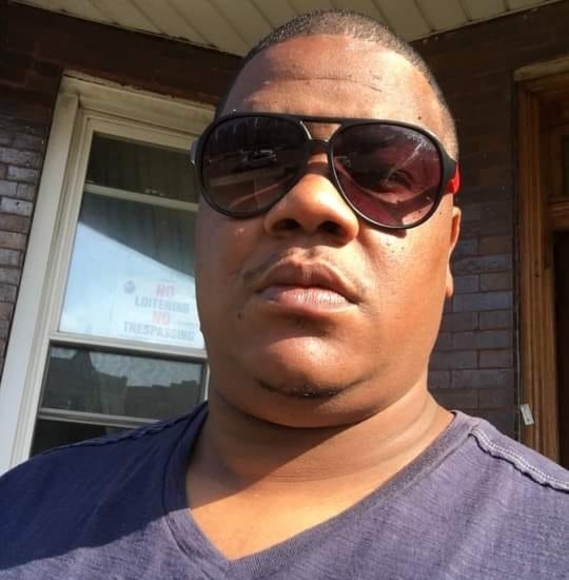 Profile Picture of Deshong Roy (@deshongroy) on Poshmark