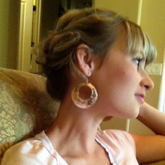 Profile Picture of Laura Decker (@ldeck094) on Poshmark