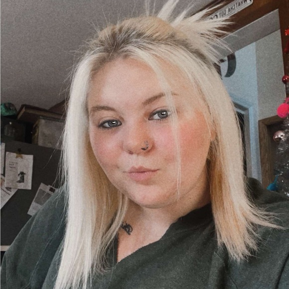 Profile Picture of Hannah Yoho (@hannahnevins13) on Poshmark