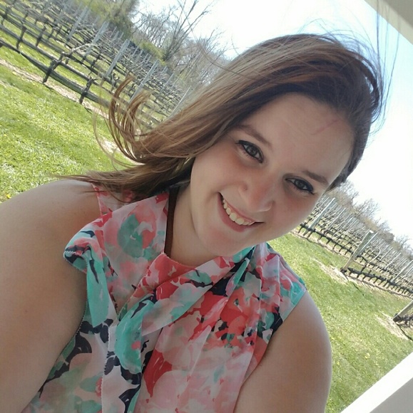 Profile Picture of Patricia Moylan (@ohheyytrish) on Poshmark