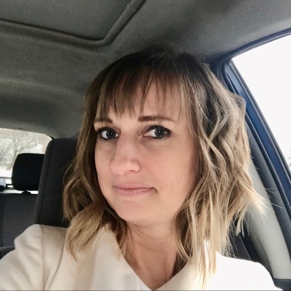 Profile Picture of Courtney Schell (@cschell33) on Poshmark