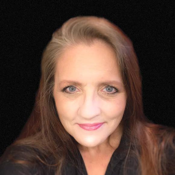 Profile Picture of Donna Yoder (@msdonnae) on Poshmark