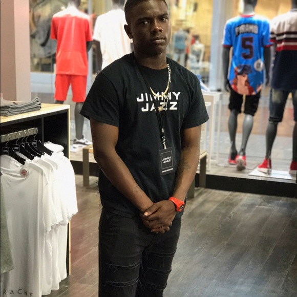 Profile Picture of Andrew Holloway (@aholloway511) on Poshmark