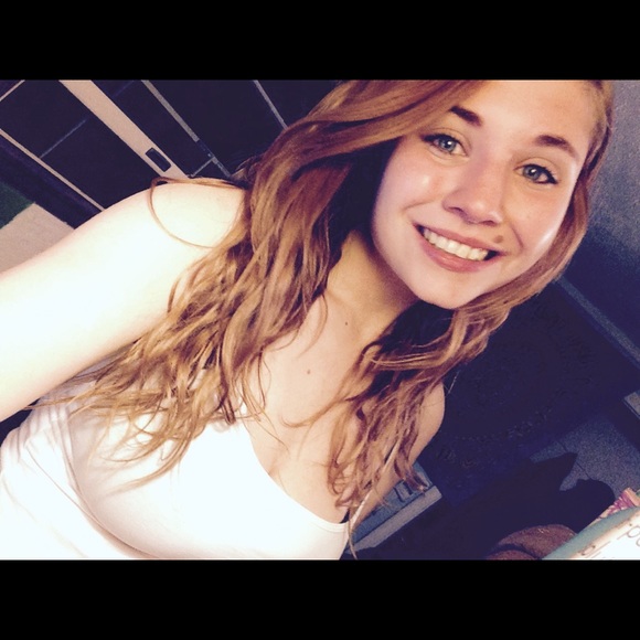 Profile Picture of Aly Diviney (@adiviney11) on Poshmark