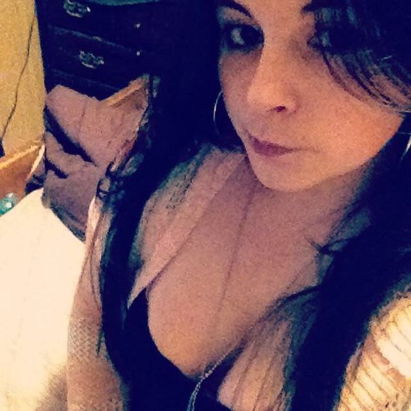 Profile Picture of Elizabeth Martello (@e_martello) on Poshmark