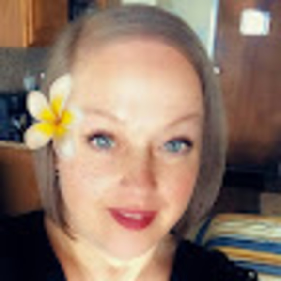 Profile Picture of Danyalle Calone (@danyallecalone) on Poshmark