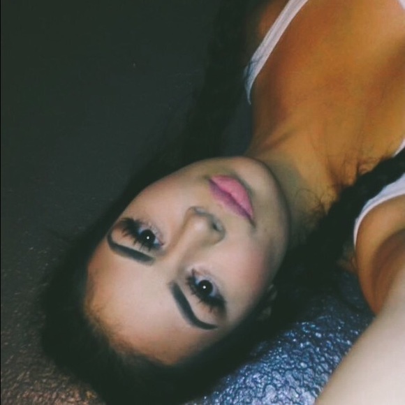 Profile Picture of Alyssa Blas (@alyssablas) on Poshmark