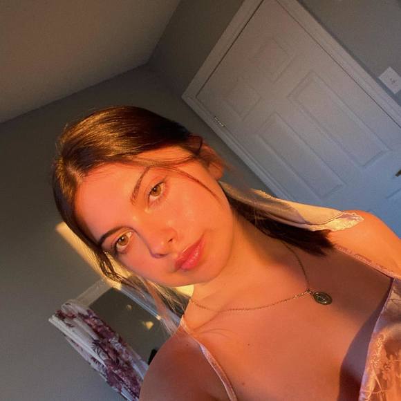 Profile Picture of Victoria Piscopo (@vpiscopo) on Poshmark